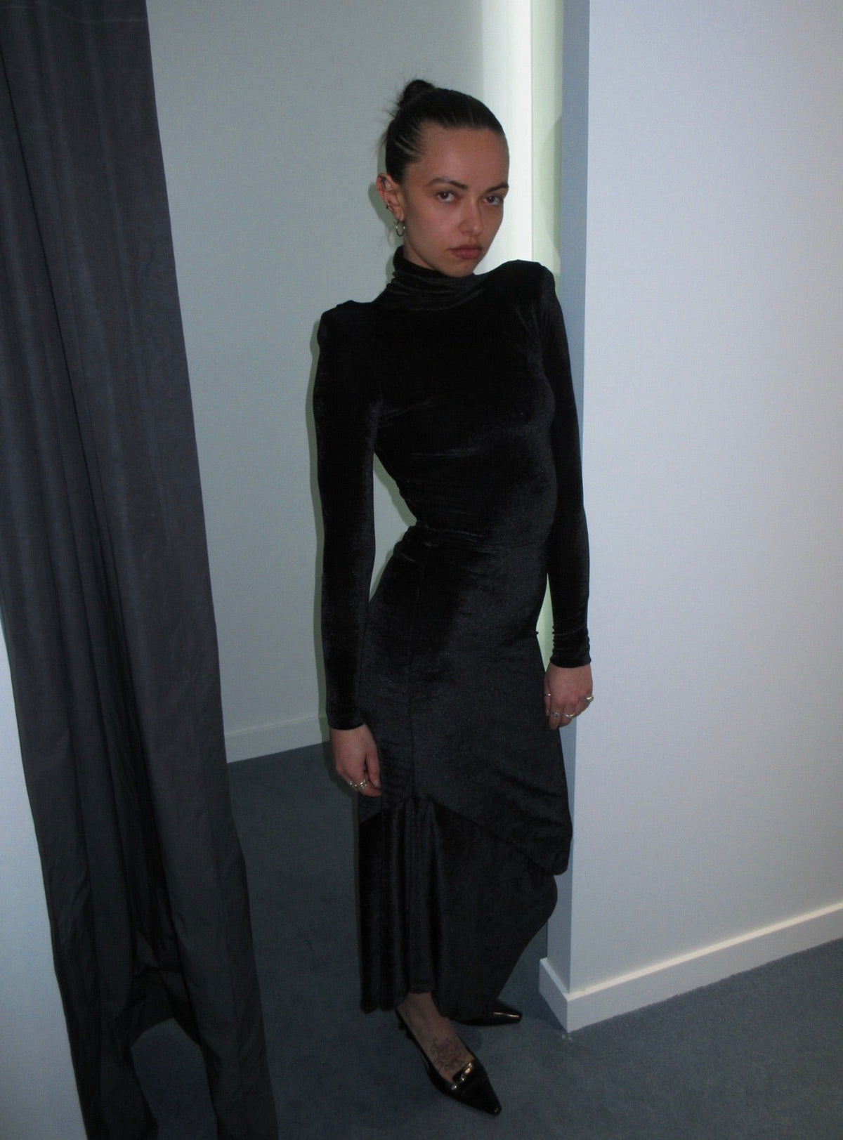 Vêtements Spring 2019 Black Crushed Velvet Open-Back Asymmetric Midi Dress